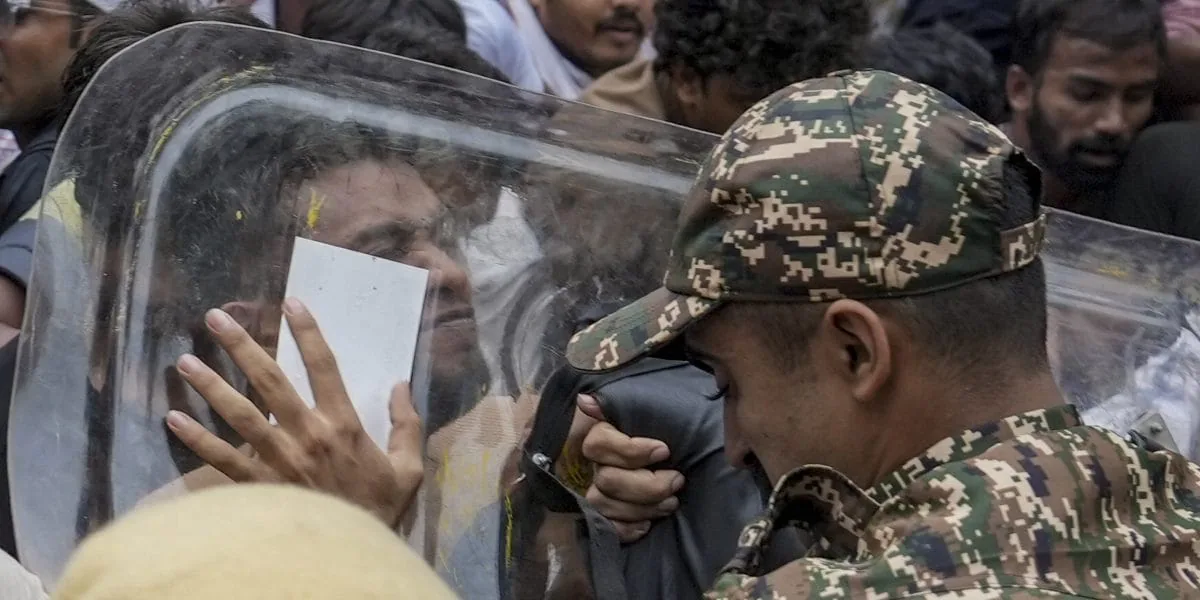 Close contact at a security shield